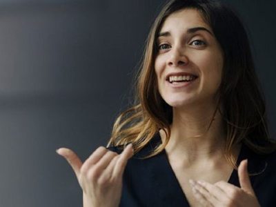 Qué significa hablar solo, según la psicología: un hábito común que dice más de vos de lo que creés