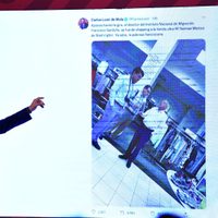 AMLO critica a Loret de Mola por exhibir al comisionado del INM de "compras" en tienda de lujo de EU