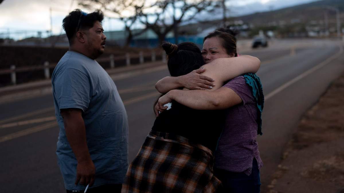 Nora Bulosan, a la derecha, y Hannah Tomas, residentes de Lahaina que sobrevivieron a un incendio