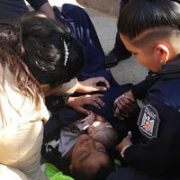 Una mujer dio a luz frente a la Plaza Independencia