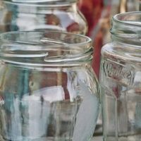 El tesoro escondido en los frascos de vidrio: transformalos en la decoración para darle un toque boho al balcón