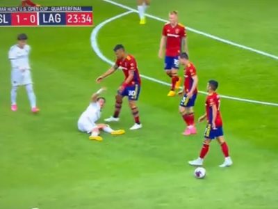 Momento en que el Chicharito se “rompe”; quedará fuera toda la temporada (Video)