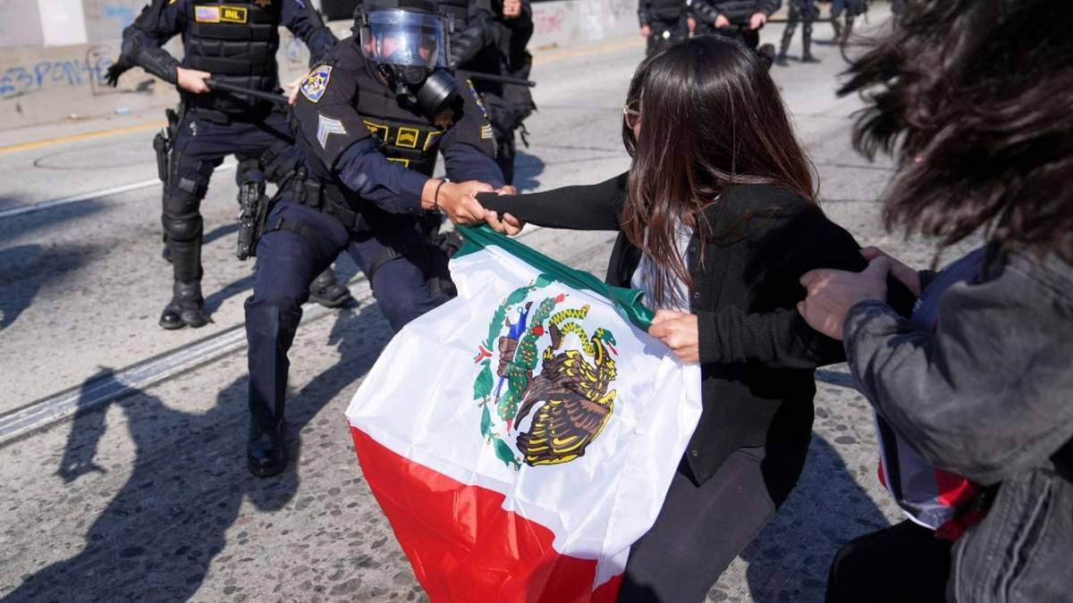 Manifestantes enfrentan a policías en la autovía 101, cerca del Centro de Detención Metropolitano, en el centro de Los Ángeles, el 8 de junio de 2025, tras una protesta por una redada migratoria