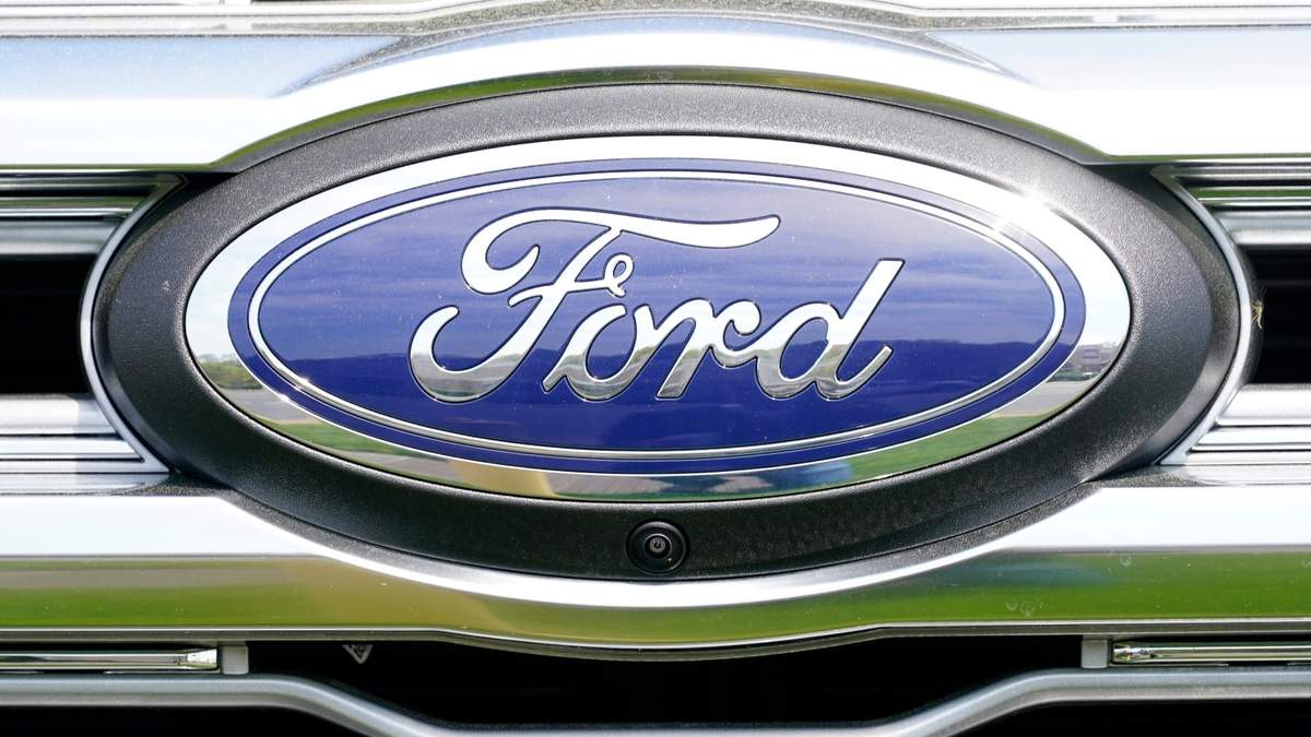 El logo de Ford en un concesionario de esa empresa en Springfield, Pensilvania