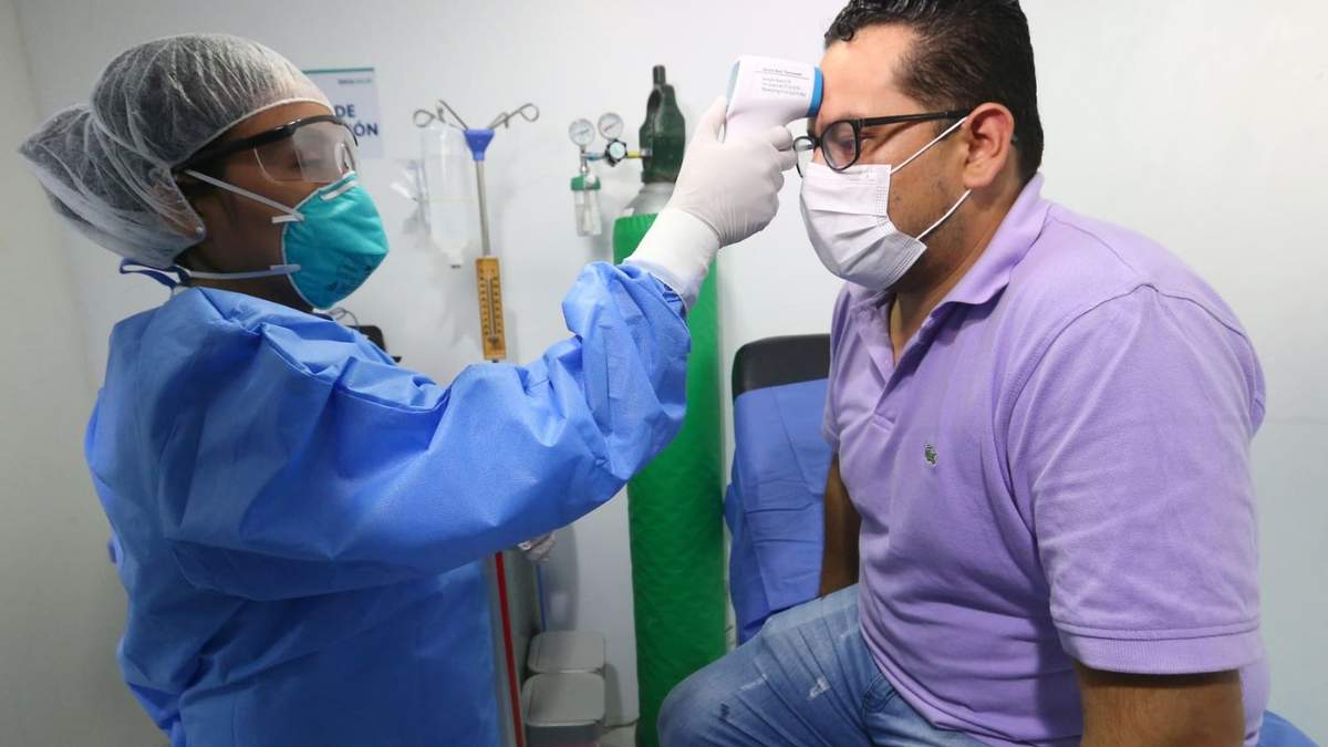 Médica trabajando. Fuente: (Instagram).