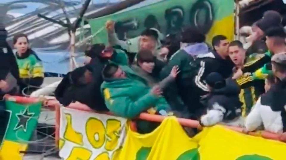 Aficionados del Aldosivi, equipo argentino, se acuchillan entre sí en las gradas