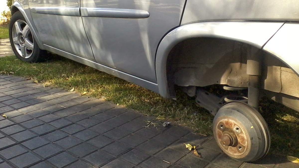 Robo de ruedas. Fuente: (Twitter)