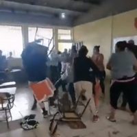 Batalla campal dentro de un salón de clases se vuelve viral; esto fue lo que ocurrió (Video)