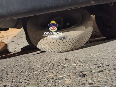 La policía demoró a dos sujetos cuando intentaban robar una rueda de auxilio