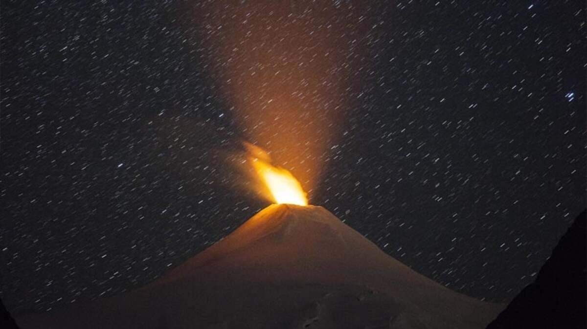 Volcán Villarrica sigue con alta actividad sísmica. Fuente: (Twitter)