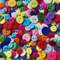 Si tenés botones viejos o manchados, no los tires: así podés decorar tus portarretratos con toda la onda