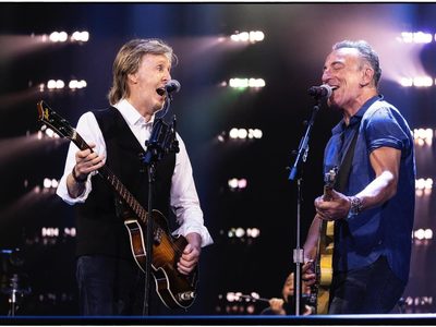 Paul McCartney celebra sus 80 años con Bruce Springsteen y 60 mil fans