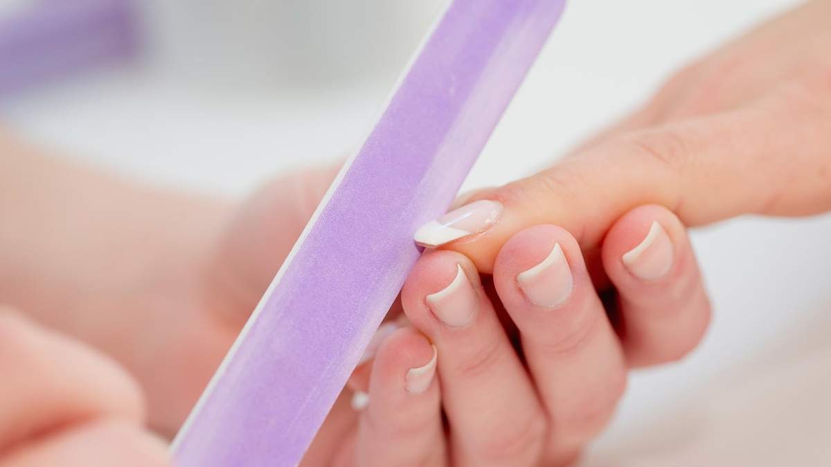 La forma correcta de limar tus uñas. Fuente: (X)
