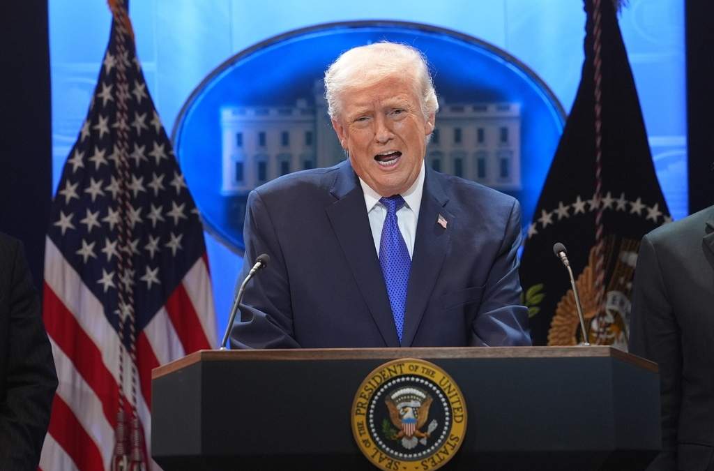 El presidente estadounidense Donald Trump habla en una sesión informativa para la prensa en la Casa Blanca, el viernes 20 de febrero de 2026, en Washington