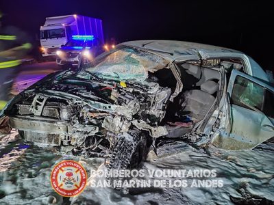 Fuerte choque en ruta 40 entre una camioneta y un auto, uno de los conductores está grave