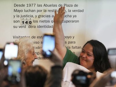 Abuelas de Plaza de Mayo encuentran al nieto 140, apropiado durante dictadura de Videla