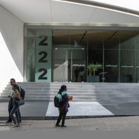 Muere hombre de 40 años al arrojarse del segundo piso de Reforma 222