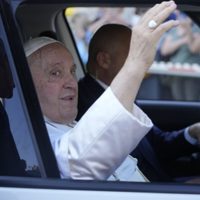 Tras operación, el Papa Francisco sale del hospital "mejor que antes", según su médico