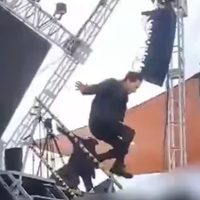 Cae pantalla gigante sobre el escenario durante el show del mago Jean Paul Olhaberry (Video)