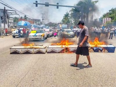 Taxistas bloquean la entrada de Acapulco con ataúdes; exigen detener asesinatos en su contra