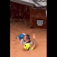 Nunca soltó a su mascota: Mujer es rescatada junto a su perro de la inundación en Valencia (Video)