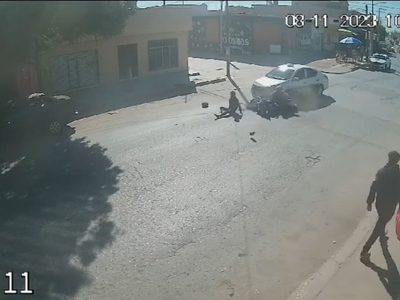 Familia a bordo de una motocicleta es arrollada por un taxista en SLP (Video)