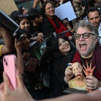 Guillermo del Toro se entrega a sus fans durante alfombra roja de “Frankenstein” en la CDMX (Video)