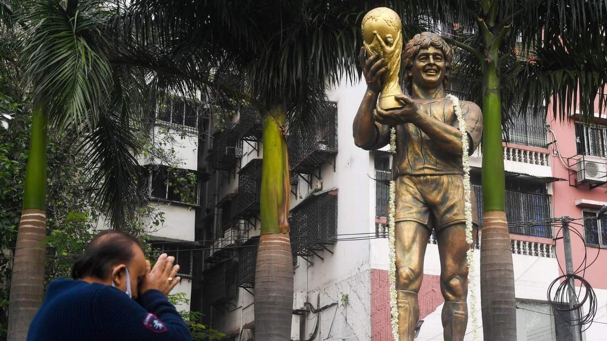 Un hombre rinde tributo a Maradona en la ciudad india de Calcuta. Fuente: (Twitter)