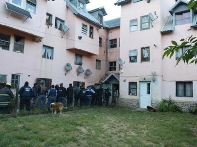 Una mujer resistió el desalojo de su vivienda tirando nafta a los policías