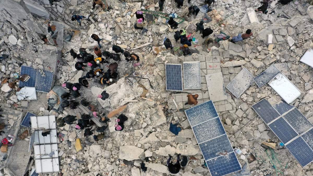 Búsqueda de víctimas entre los escombros de edificios derrumbados en la ciudad de Harem, cerca de la frontera turca.