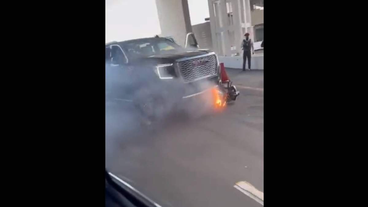 La moto en la que iban los presuntos asaltantes fue embestida por la camioneta