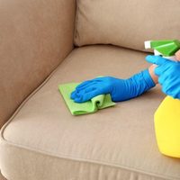 El secreto de la abuela en pocos minutos para limpiar los muebles de tela manchados y dejarlos como recién comprados
