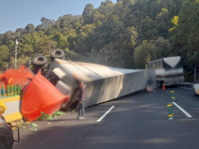 Tráiler vuelca en La Pera y desata caos en la México-Cuernavaca; 12 km de fila de autos (Video)