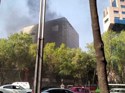Se incendia edificio que pertenecía al ISSSTE sobre Paseo de la Reforma; se intoxicó una mujer