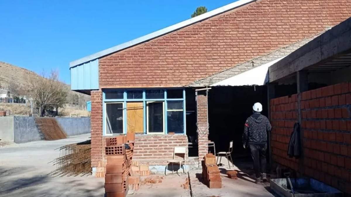 Trabajos en la escuela 225 de Chos Malal. Fuente: (Neuquén Informa)