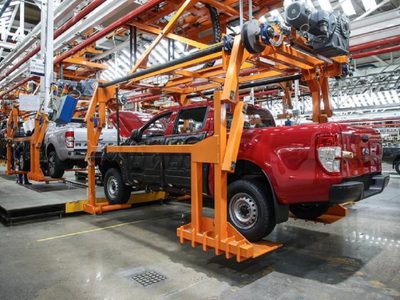 El Gobierno prepara un decreto para bajar retenciones a la exportación de autos: claves y posibles trabas