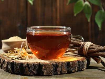 La infusión nocturna con beneficios comprobados por la ciencia: limpia el intestino y ayuda a evitar el vientre hinchado al despertar