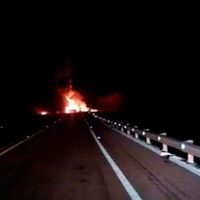 Explota pipa al chocar en autopista de Michoacán; mueren dos personas