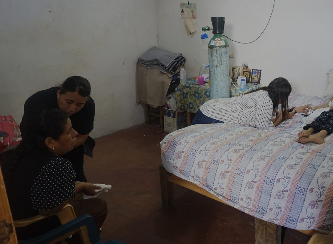 FOTO 5. Hilda Ruiz recibe contencio´n de Leticia Melchor mientras observa a su hija Ine´s Torres, horas antes de morir por Ataxia Espinocerebelosa 7.