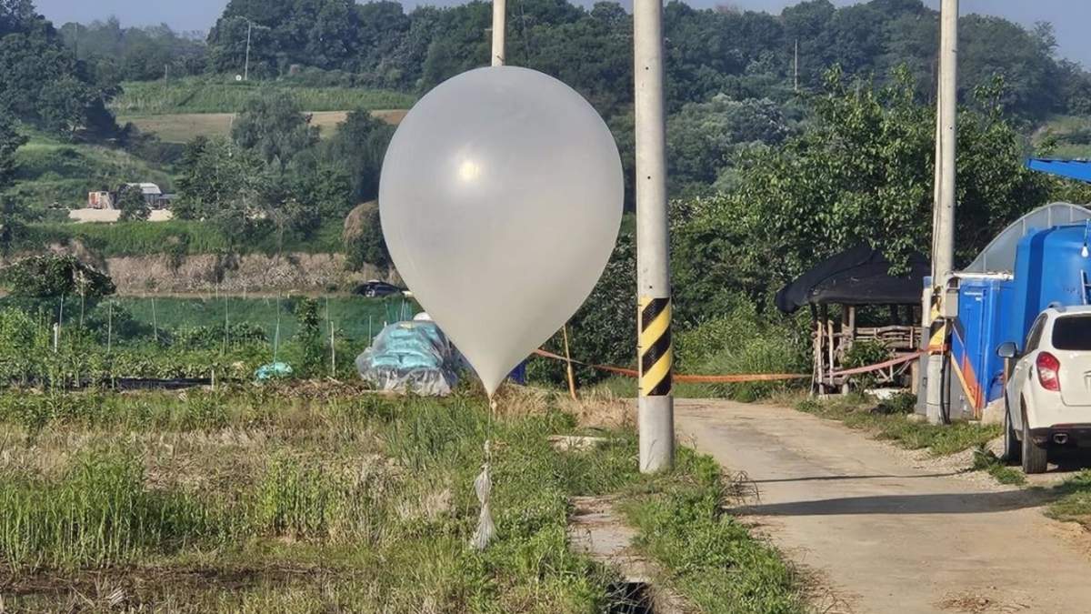 Globo con basura enviado por Corea del Norte en el recinto de la Oficina Presidencial del país