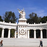 Previo a marcha de mujeres 'blindan” con madera, acero y plástico, edificios y monumentos