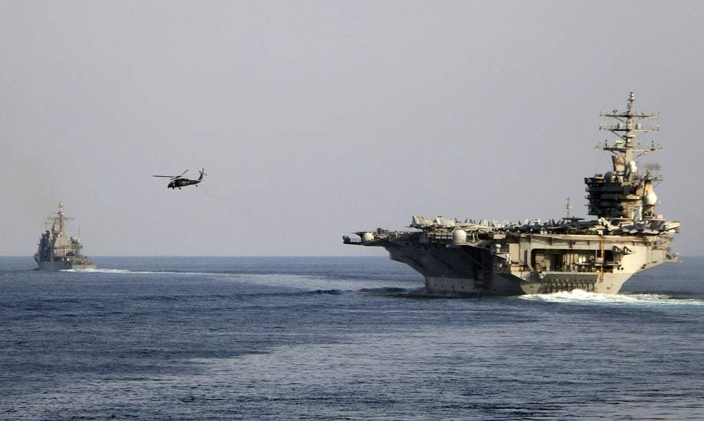 El portaaviones USS Dwight D. Eisenhower y otros buques de guerra cruzan el Estrecho de Ormuz