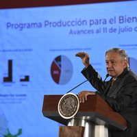 Dinero está llegando a los de abajo, no a los de arriba, dice AMLO