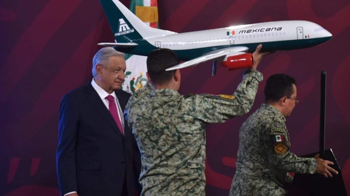 Militares llevan un avión a la conferencia de López Obrador