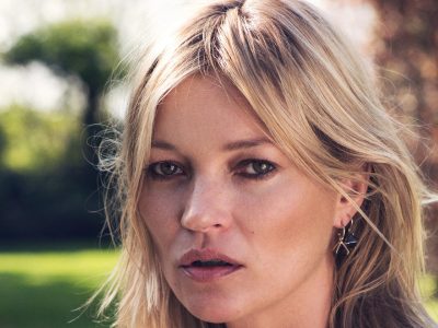 ¡Foto retro! Después de este outfit de Kate Moss vas a querer vestirte como en los 90. ¡Una belleza!