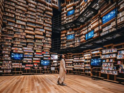 La increíble biblioteca flotante que deslumbra a los visitantes de Tokio
