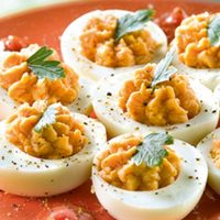 Huevos rellenos sin atún ni mayonesa: la cena liviana y proteica que hacés en dos patadas con las sobras del pollo del mediodía