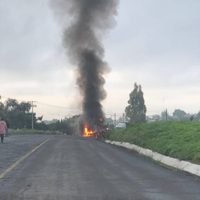 Vinculan a proceso a tres normalistas por la quema de un vehículo en Michoacán