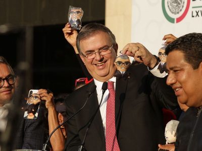 Reciben con mariachis y "marcelitos" a Ebrard en la plenaria; diputados de PVEM lo respaldan
