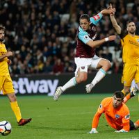 Ochoa brilla en victoria del Standard Lieja; golean al West Ham con 'Chicharito” de titular